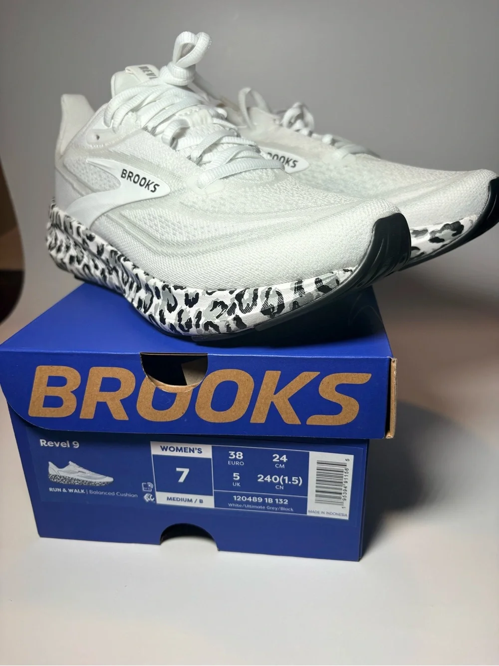 Brooks Women's Revel 9 White Running Shoe with Black Leopard Midsole size 7 - Picture 3 of 15